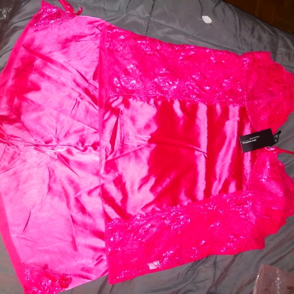 Pink satin lingerie - Picture 3 of 4